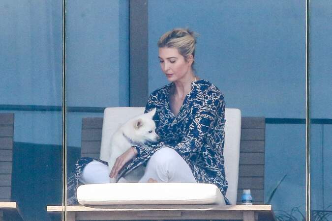 Ivanka Trump sur le balcon de son appartement en compagnie de son chien