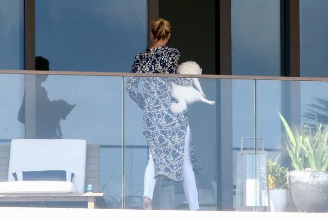 Ivanka Trump profite du soleil de Miami depuis le balcon de son appartement avec son chien dans les bras 