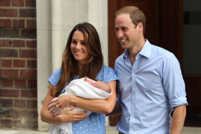 Le prince William et Kate Middleton  sortant de l'hôpital St Mary à Londres le 23 juillet 2013.