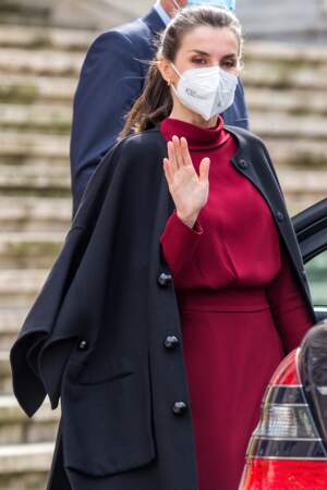 Dans une robe rouge et un manteau cape noir, la reine Letizia a fait sensation ce 16 février, à Madrid.