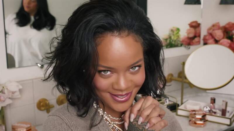 Rihanna et son carré fou légèrement effilé