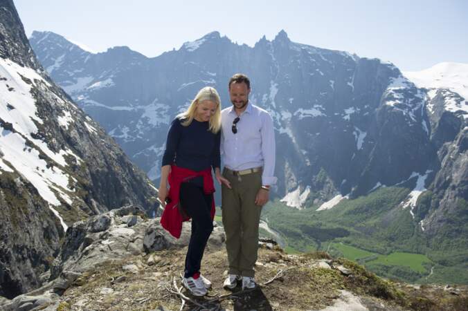 Haakon et Mette Marit de Norvège font de la randonnée avec leurs enfants, le 26 mai 2012