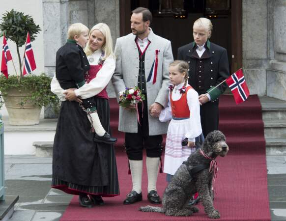 Le prince Haakon, Mette Marit et leurs trois enfants devant leur résidence de Skaugum, à Asker, le 17 mai 2012 