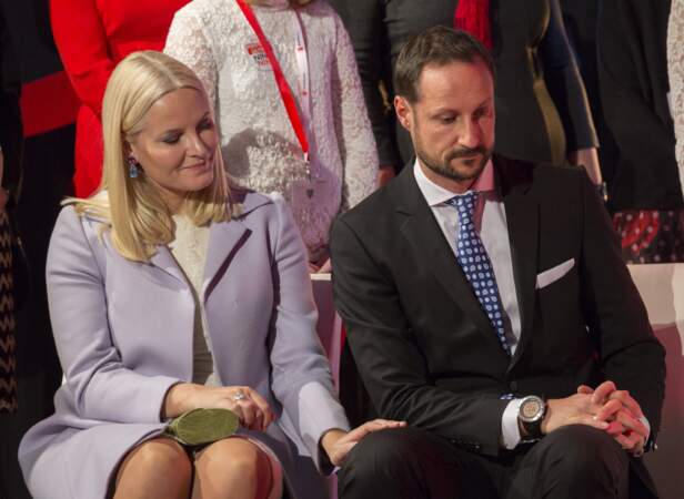 La princesse Mette Marit et le prince Haakon de Norvège lors de l'évènement du prix de la paix de ''Save the Children'' à Oslo, le 10 décembre 2016.