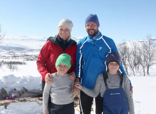 Le Prince Haakon de Norvege, la Princesse Mette-Marit et leurs enfants Ingrid Alexandra et Sverre Magnus assistent a la 50 eme édition de la course de ski Ridderrenn a Beitostolen en Norvege le 13 avril 2014