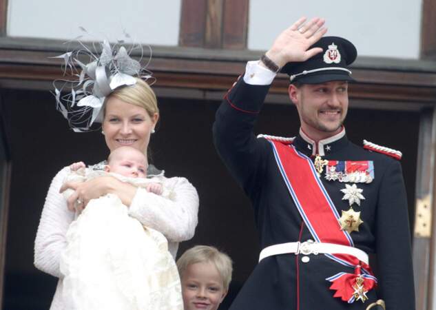 La princesse Mette Marit et le prince Haakon au baptême de leur fille, la princesse Ingrid Alexandra de Norvège, le 15 avril 2004