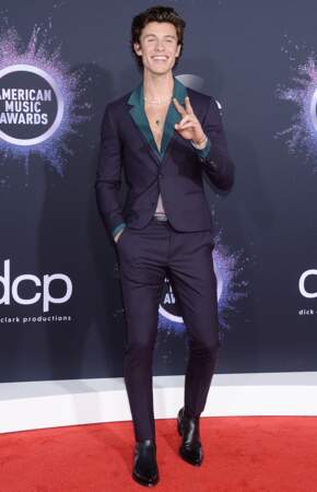 Le chanteur Shawn Mendes est un adepte du collier de perles même sur le tapis rouge 