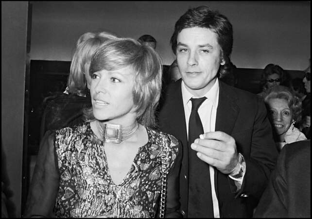 Nathalie et Alain Delon à la première du film "Doucement les basses" à Paris, en 1971