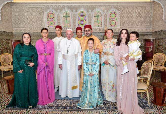 La famille royale marocaine aux côtés du pape François, au Palais royal de Rabat, le 30 mars 2019.