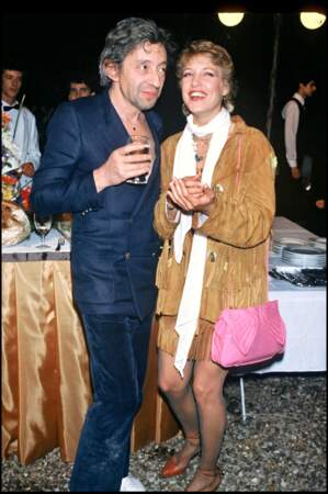 Serge Gainsbourg aimait le total look et les pantalons bootcut légèrement évasés aux pieds, tendance phare de la saison chez la femme en 2021.