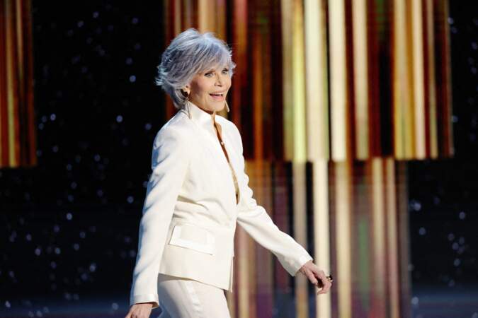 Jane Fonda pimpante en costume blanc et bijoux Pomellato