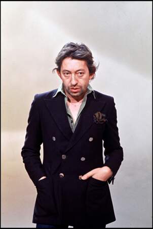Serge Gainsbourg, chemise ouverte sous un veste de blazer