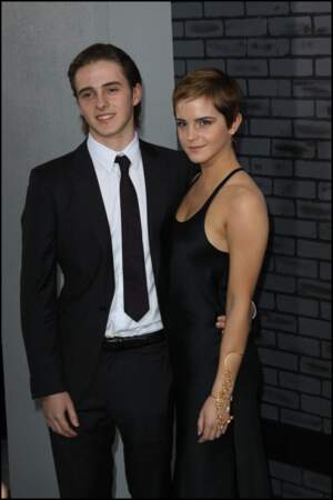 Alex est le frère cadet d'Emma Watson