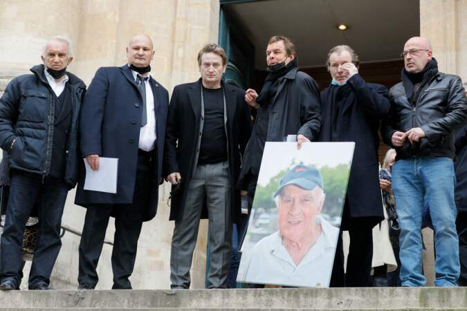Alain Terzian, Benoît Magimel, Daniel Russo, entre autres proches, à la suite de la messe en hommage à Rémy Julienne