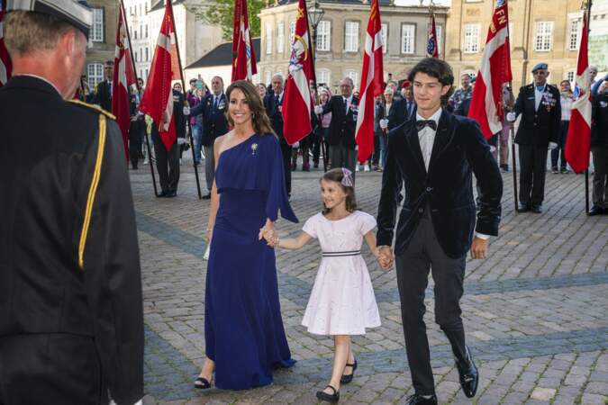 La princesse Marie de Danemark, le prince Nikolai et la princesse Athena lors d'un dîner donné par la reine à l'occasion des 50 ans du prince Joachim de Danemark au château de Amalienborg à Copenhague, le 7 juin 2019.