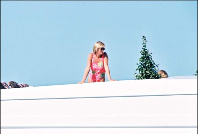 Lady Diana en vacances sur le yatch de son compagnon Dodi Al Fayed en 1997.
