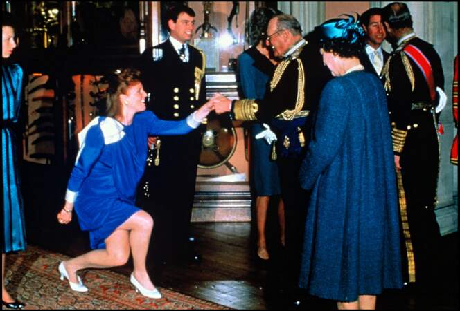 Sarah Ferguson et le prince Andrew devant la reine d'Angleterre