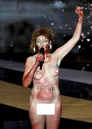 Corinne Masiero nue et le point levé à la 46e cérémonie des César le 12 mars 2021