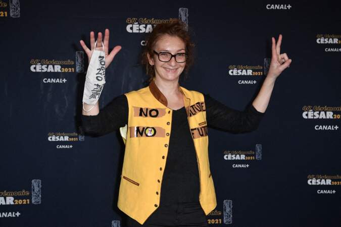 Le slogan "No culture no futur" figurait aussi sur la veste de Corinne Masiero lors du photocall de la cérémonie des César le 12 mars 2021