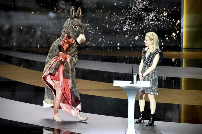 Corinne Masiero est entrée sur la scène des César habillée en Peau d'âne le 12 mars 2021