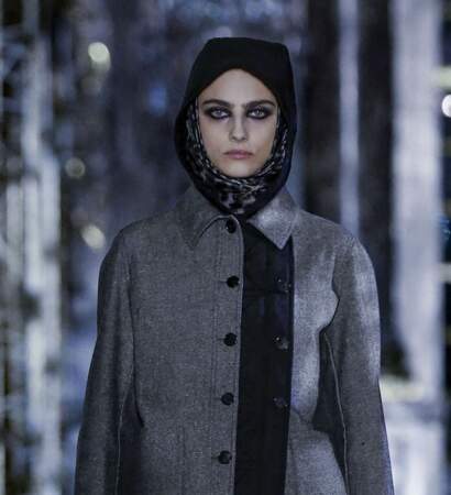 Le regard ourlé de noir chez Dior lors du défilé Automne Hiver 2021-2022.