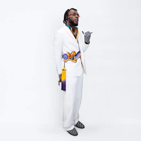 Burna Boy habillé par Kim Jones portait un costume à revers cranté en faille de coton blanc Dior Men Fall 2021 à la 63eme cérémonie des Grammy Awards