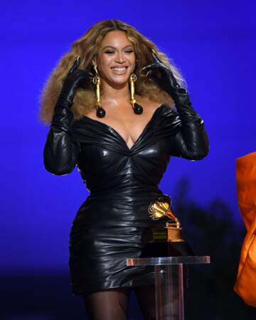 Beyonce en robe en cuir,Haute Couture Schiaparelli