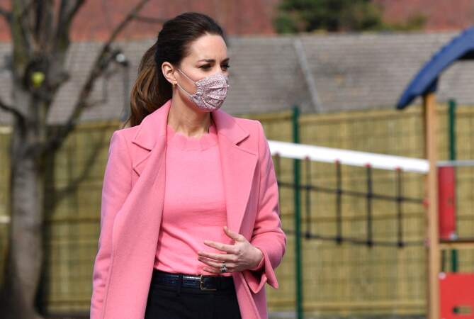 Kate Middleton vient apporter son soutien aux enseignants qui ont repris le travail depuis le 8 mars 2021, date de la levée progressive du confinement au Royaume-Uni, en raison de l'épidémie de coronavirus. Le 11 mars 2021