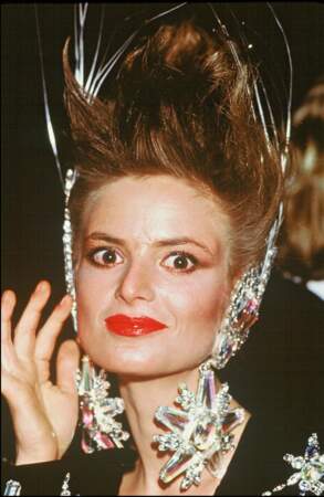 La princesse Gloria Von Thun und Taxis prend la pose avec des bijoux, le 18 octobre 1986