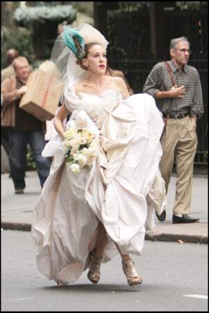 À son mariage, Carrie Bradshaw (alias Sarah Jessica Parker dans Sex and The City ) s'offre une robe de mariée signée Vivienne Westwood