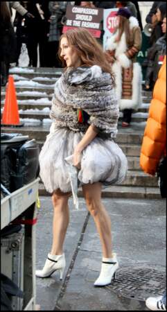La jupe boule de Carrie Bradshaw Carrie Bradshaw (alias Sarah Jessica Parker ) a marqué les esprits avec ses jupons à volants. dans la série Sex and the City