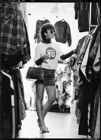 Le short en jean Uniqlo et le sac vintage Rétro s'associent à un t-shirt oversize Swildens, un col roulé Majestic Filatures, des solaires Ba&sh et des accessoires Zag Bijoux.