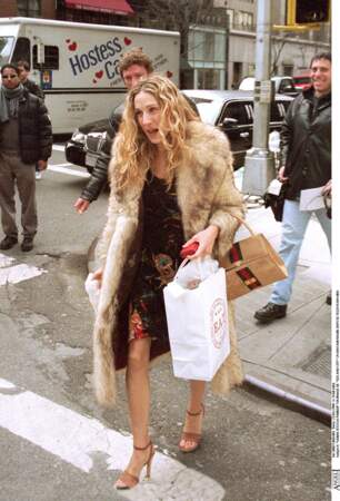 Dès les premiers épisodes de Sex and the City, Carrie Bradshaw (alias Sarah Jessica Parker) imposait son style avec un manteau à fourrure dans les rues de New York.