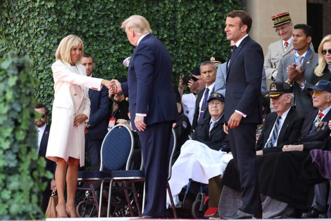 Le président Donald Trump et Brigitte Macron lors de la cérémonie franco - américaine au cimetière américain de Colleville sur Mer le 6 juin 2019 dans le cadre du 75ème anniversaire du débarquement. 