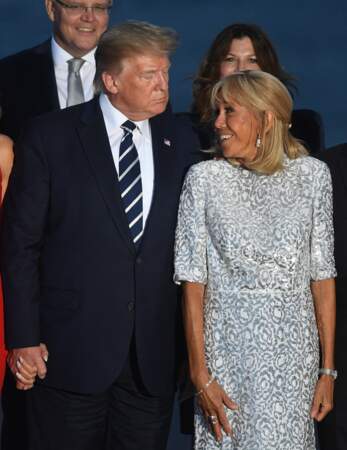 Le président américain Donald Trump et la Première Dame Brigitte Macron posent pour une photo de famille lors du sommet du G7 à Biarritz, France, le 25 août 2019.
