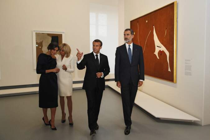 Le roi et la reine d'Espagne visitent la rétrospective Miro au Grand Palais à Paris le 5 octobre 2018 