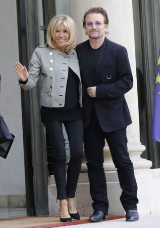 Brigitte Macron raccompagne le chanteur Bono, co-fondateur de l'organisation ONE après son entretien avec le président de la République au palais de l'Elysée à Paris, le 24 juillet 2017. 