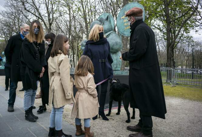 Plus que Brigitte Macron, c'est son chien Nemo qui a retenu l'attention de certaines passantes, ce vendredi 26 mars, sur l'avenue des Champs-Elysées.