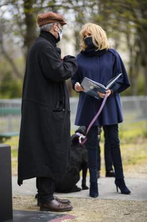 Pendant que Brigitte Macron discutait avec Philippe Geluck, son chien Nemo est resté très sage. 