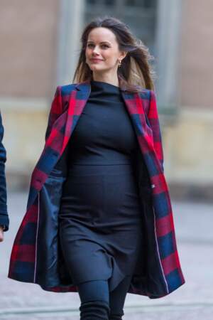 La princesse Sofia de Suède enceinte de son troisième enfant, pile dans la tendance carreaux, le 16 décembre 2020