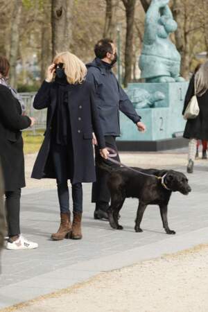 Brigitte Macron a été aperçue en train de promener son chien Nemo, sur l'avenue des Champs-Elysées, ce vendredi 26 mars.