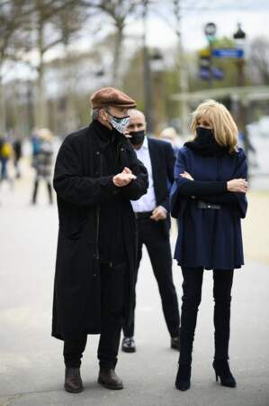 Brigitte Macron, qui avait changé de tenue, s'est rendue une deuxième fois avec son chien Nemo sur l'avenue des Champs-Elysées, ce vendredi 26 mars 2021.