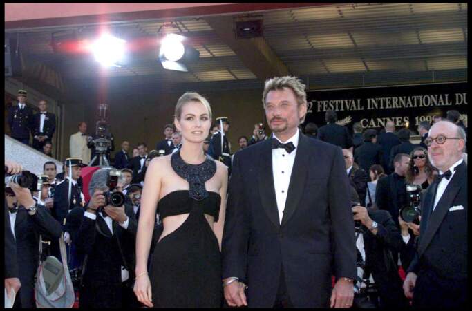 Johnny et Laeticia Hallyday montent les marches du Festival de Cannes, le 23 mai 1999