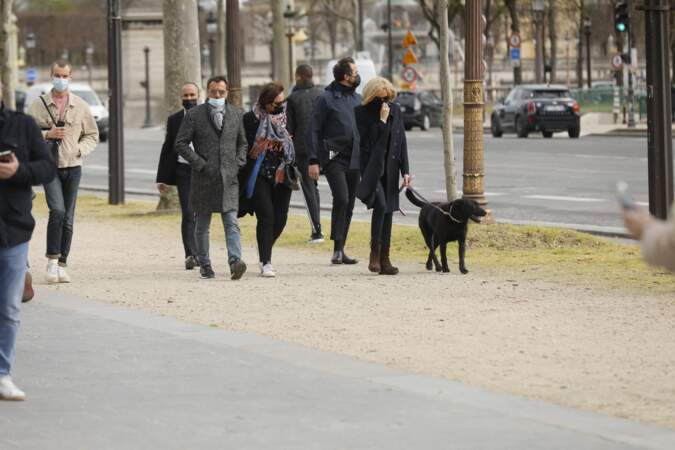 Une chose est sûre, Brigitte Macron n'est pas passée inaperçue lors de cette promenade sur les Champs-Elysées, qui a eu lieu ce vendredi 26 mars.