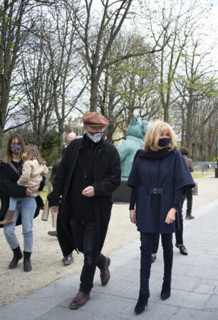 Au côté du dessinateur belge Philippe Geluck, Brigitte Macron a visité l'exposition "Le chat déambule", sur l'avenue des Champs-Elysées.  