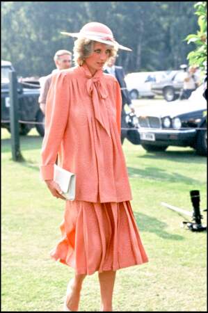 Très classe en blouse lavallière et jupe assortie, La princesse Diana enceinte pour la seconde fois en 1984.