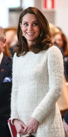 Kate Middleton enceinte du prince Louis, a opté pour la douceur et l'élégance de cette robe en tweed signée Chanel, le 31 janvier 2018.