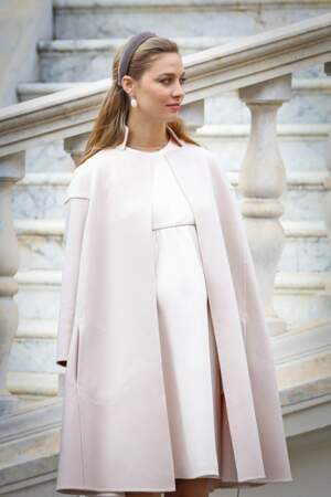 Toujours à la pointe de l'élégance, Beatrice Borromeo opte pour des tenues de grossesse chic en robe blanche et manteau rose pale.