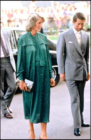 La princesse Diana enceinte du prince Harry, a multiplié les robes fluides durant ses grossesses.