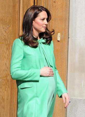 Kate Middleton enceinte, alterne entre tenue de grossesse et robe de créateurs sur-mesure comme cet ensemble Jenny Packham, le 21 mars 2018.